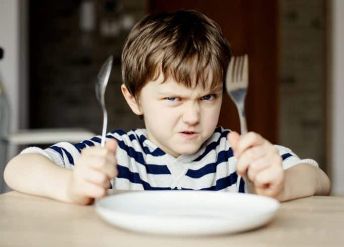 Menino com fome e com raiva