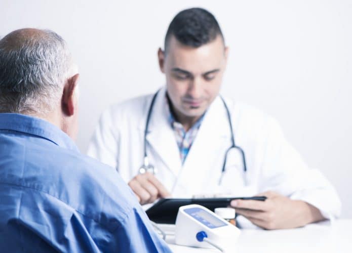 Um homem sendo consultado por um médico