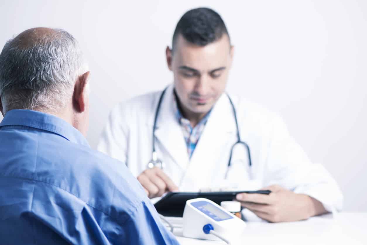 Um homem sendo consultado por um médico
