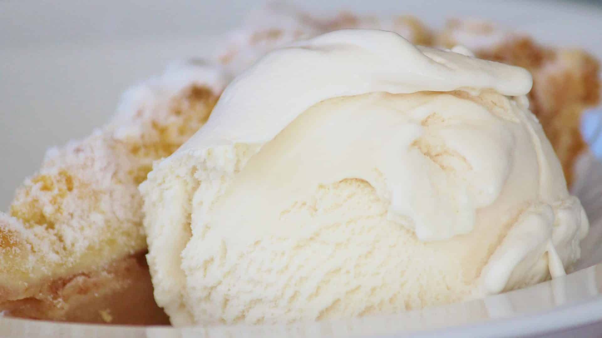 Um pouco de sorvete sabor baunilha