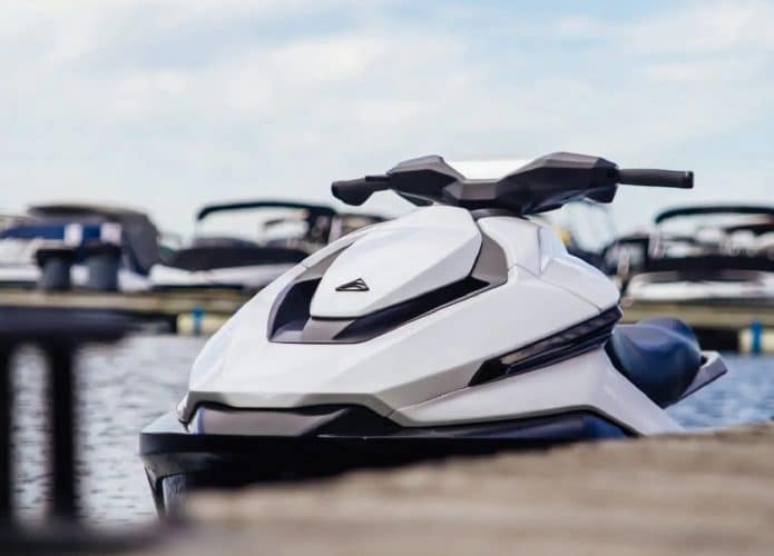Primeiro jet ski totalmente elétrico do mundo começa a ser entregue no Canadá