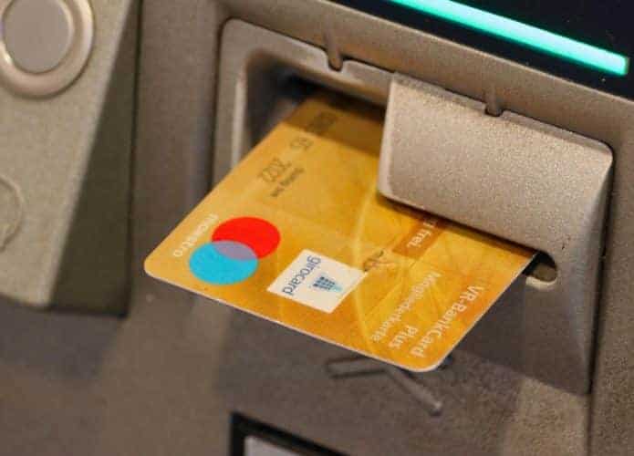 Um cartão inserido em um caixa eletrônico de banco para ilustrar os golpes analisados pelo estudo