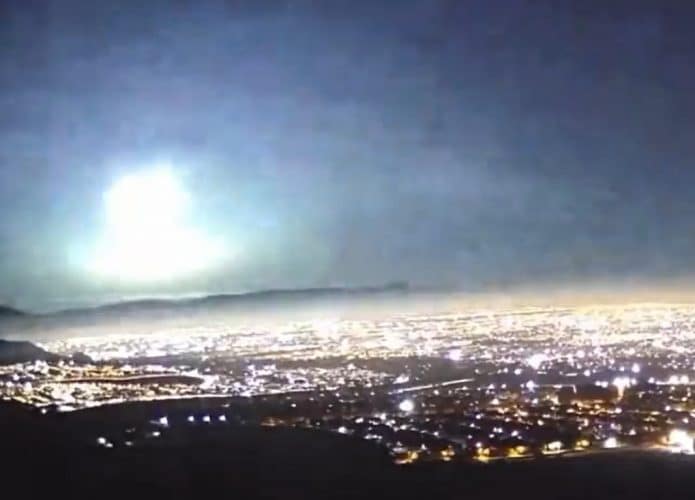 Meteoro avistado em Santiago do Chile, na manhã da sexta-feira (8)
