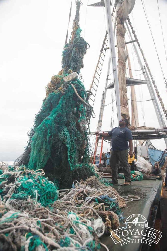 Tripulação da Ocean Voyages Institute trabalha na Grande Ilha de Lixo do Pacífico