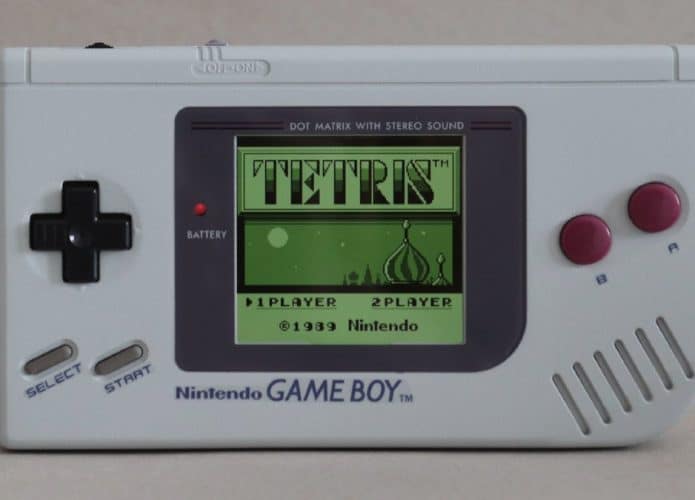Protótipo de Game Boy na horizontal tem tela iluminada e bateria recarregável