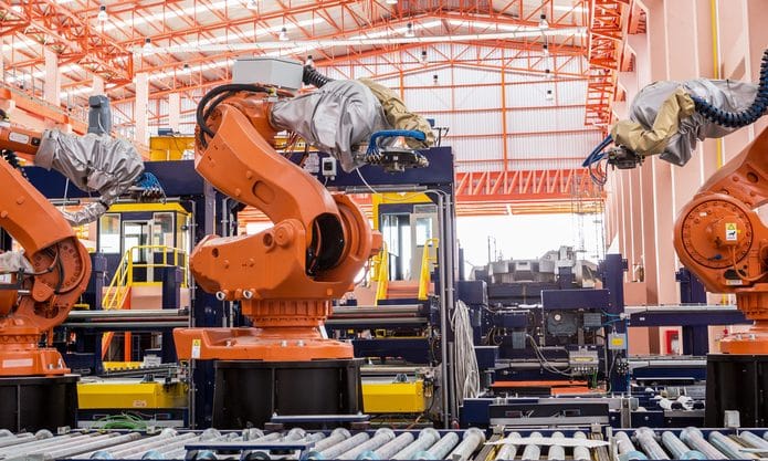 robôs industriais em fábrica