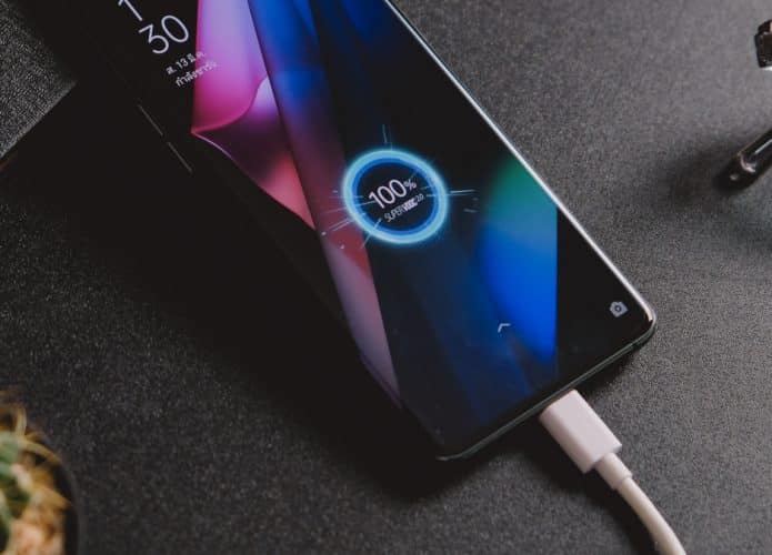 Smartphone da Oppo sendo carregado