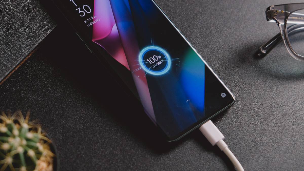 Smartphone da Oppo sendo carregado