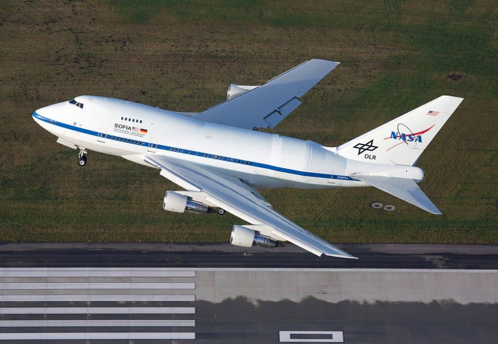 Imagem mostra o telescópio aéreo SOFIA levantando voo em um aeroporto na Alemanha