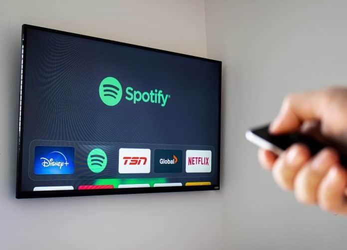 Televisão com logotipo do Spotify no detalhe do vídeo