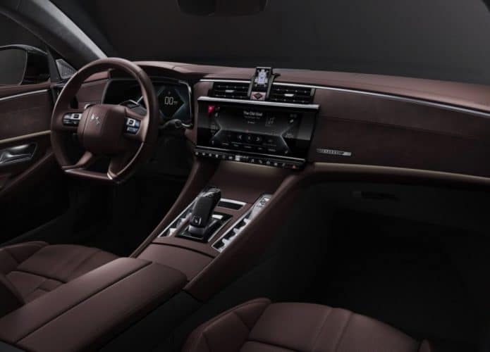 Detalhe do interior de um carro da DS, com detalhe na tela usada