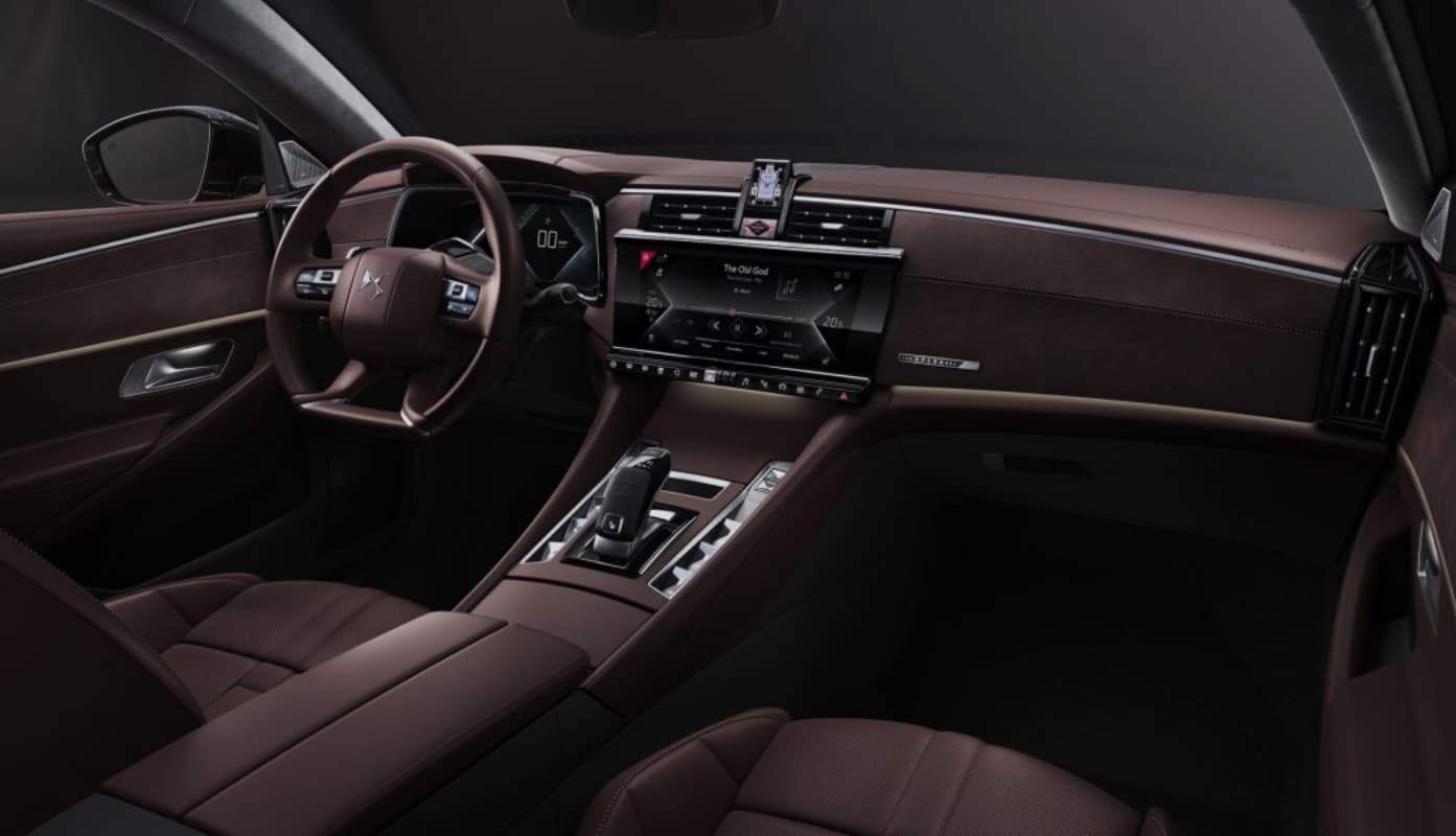 Detalhe do interior de um carro da DS, com detalhe na tela usada