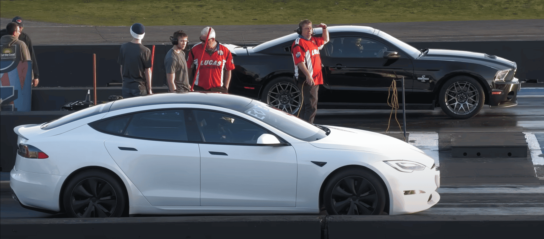 Tesla Model S Plaid enfrenta Shelby GT500 e Charger Hellcat na pista