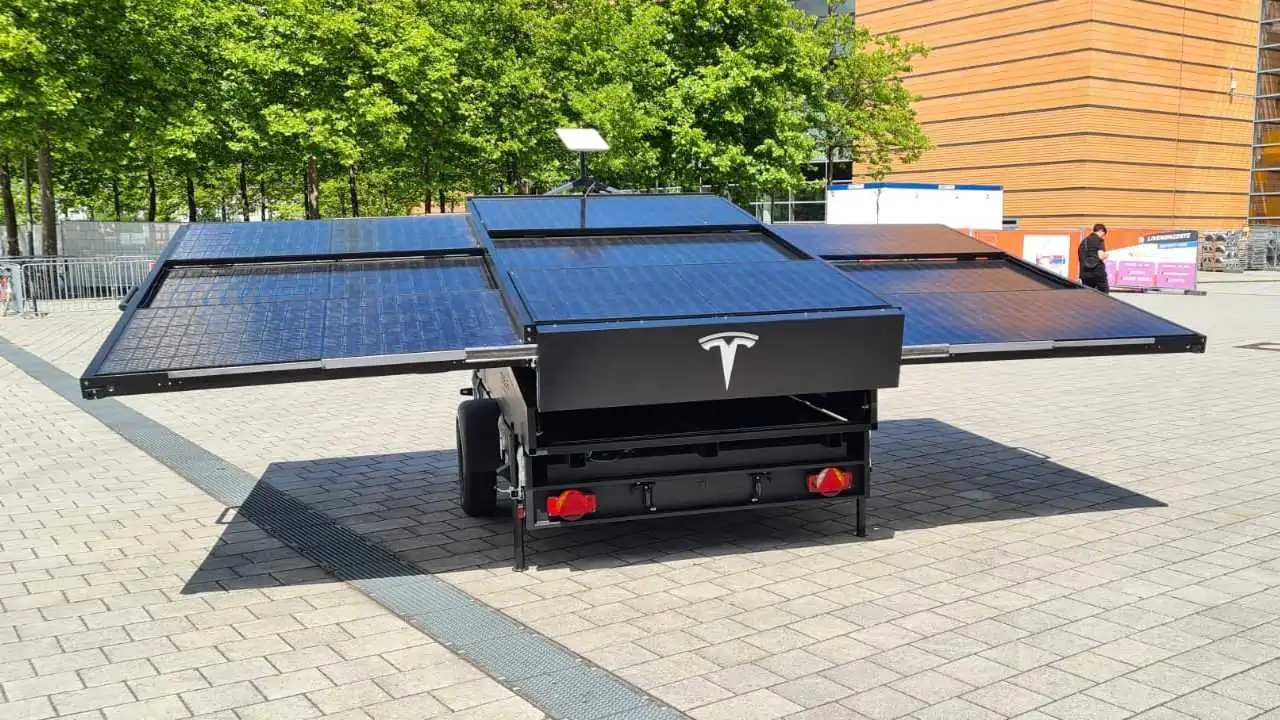 Tesla mostra conceito de trailer com painéis solares integrados na Alemanha