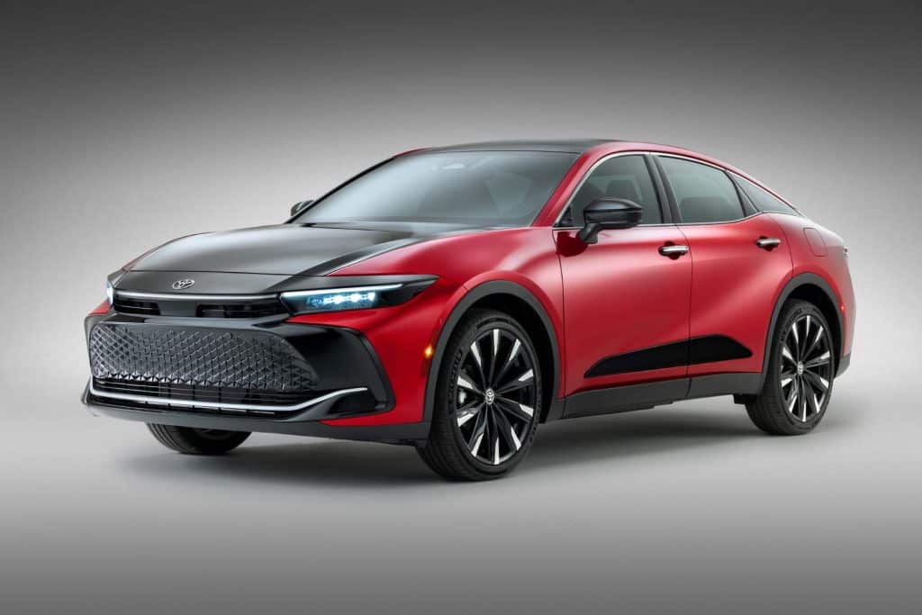 Novo Toyota Crown é anunciado no Japão