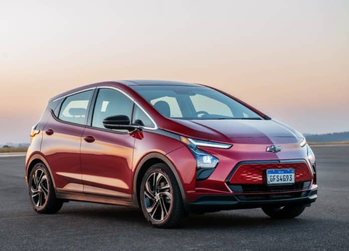 Novo elétrico Chevrolet Bolt EV chega ao Brasil repaginado e mais equipado