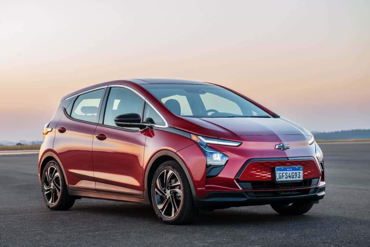 Novo elétrico Chevrolet Bolt EV chega ao Brasil repaginado e mais equipado