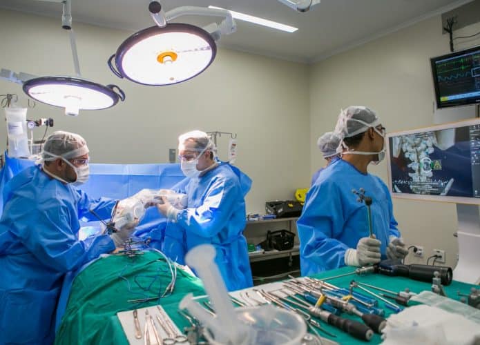 Primeira neurocirurgia robótica da América Latina é realizada em Porto Alegre