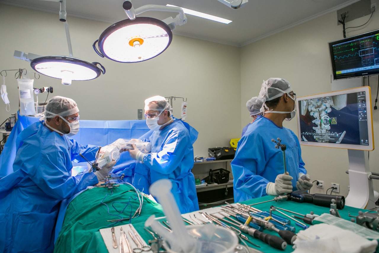 Primeira neurocirurgia robótica da América Latina é realizada em Porto Alegre