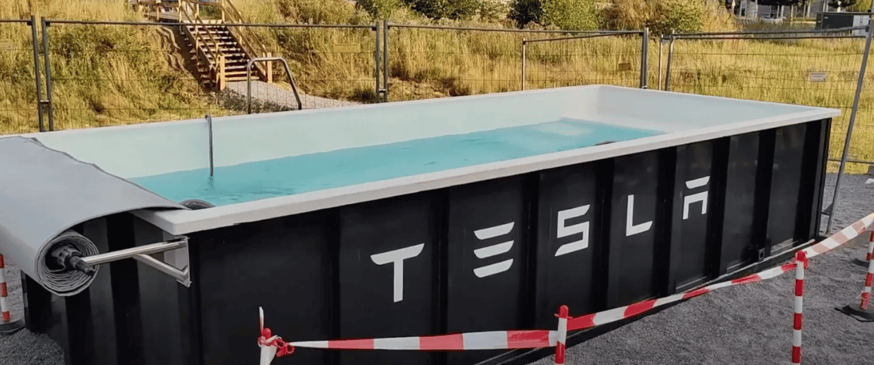 Piscina em estação de carregamento da Tesla