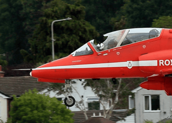 Pássaro atinge avião e causa acidente assustador