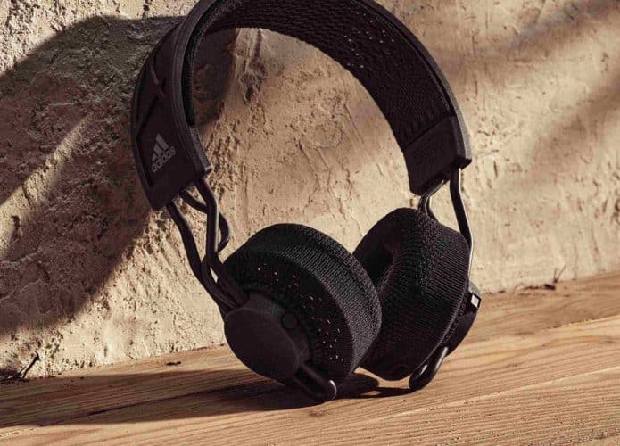 Fones de ouvido com painéis de energia solar da Adidas