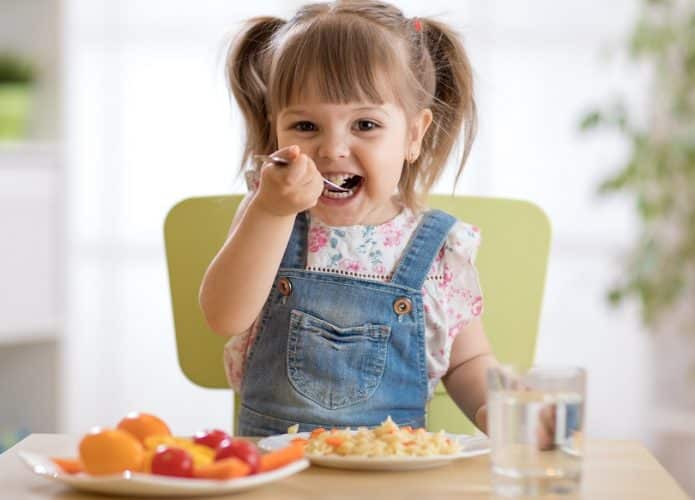 comer/crianças/alimentação
