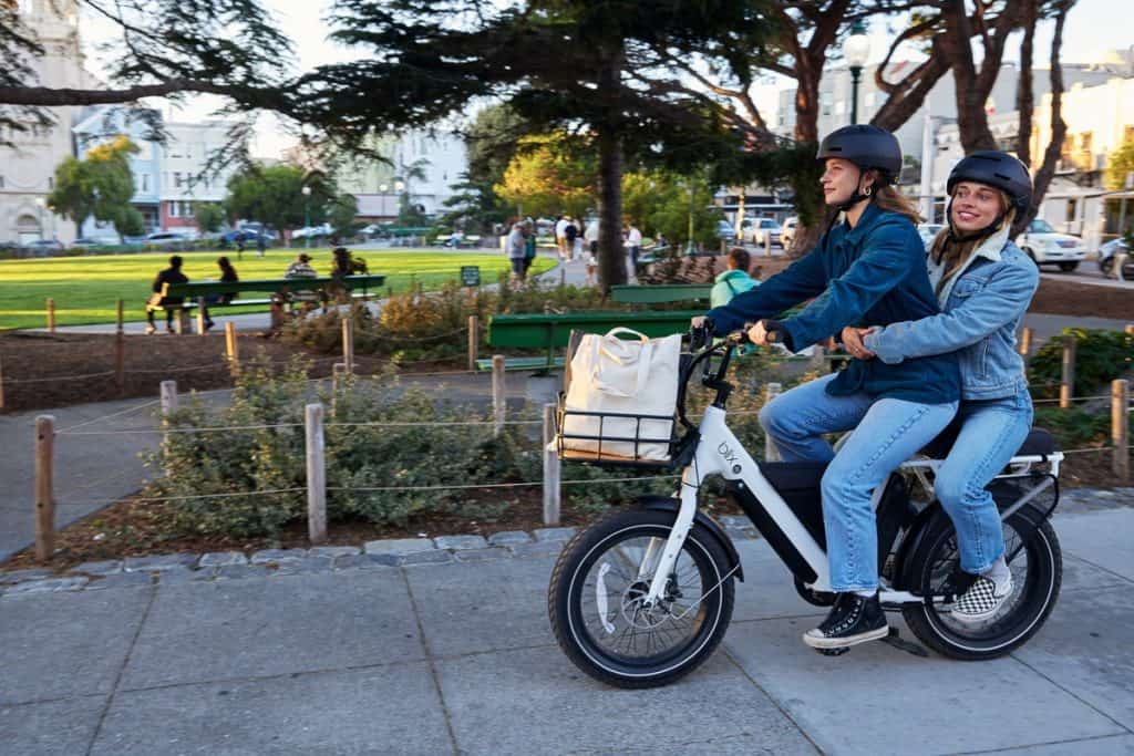 Bicicleta elétrica com cara de scooter é lançada por menos de R$ 10 mil