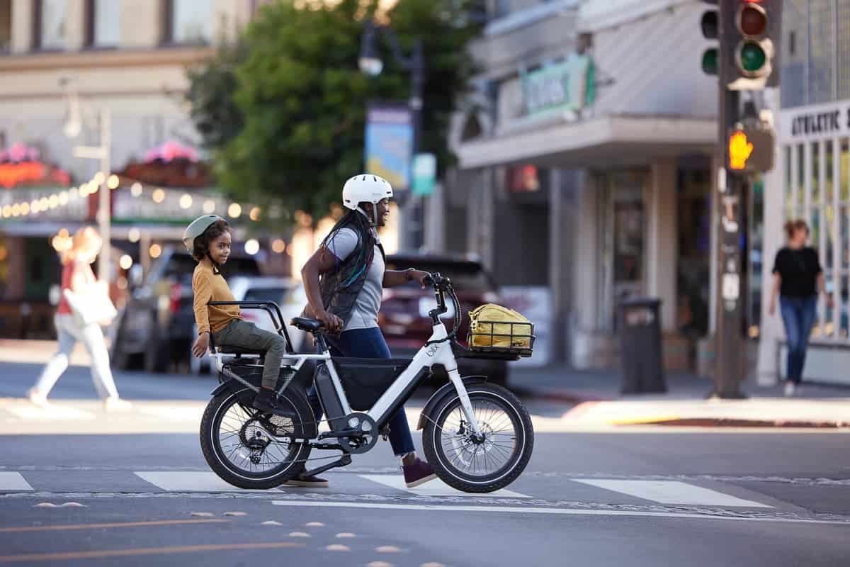 Bicicleta elétrica compacta e com cara de scooter é lançada por menos de R$ 10 mil