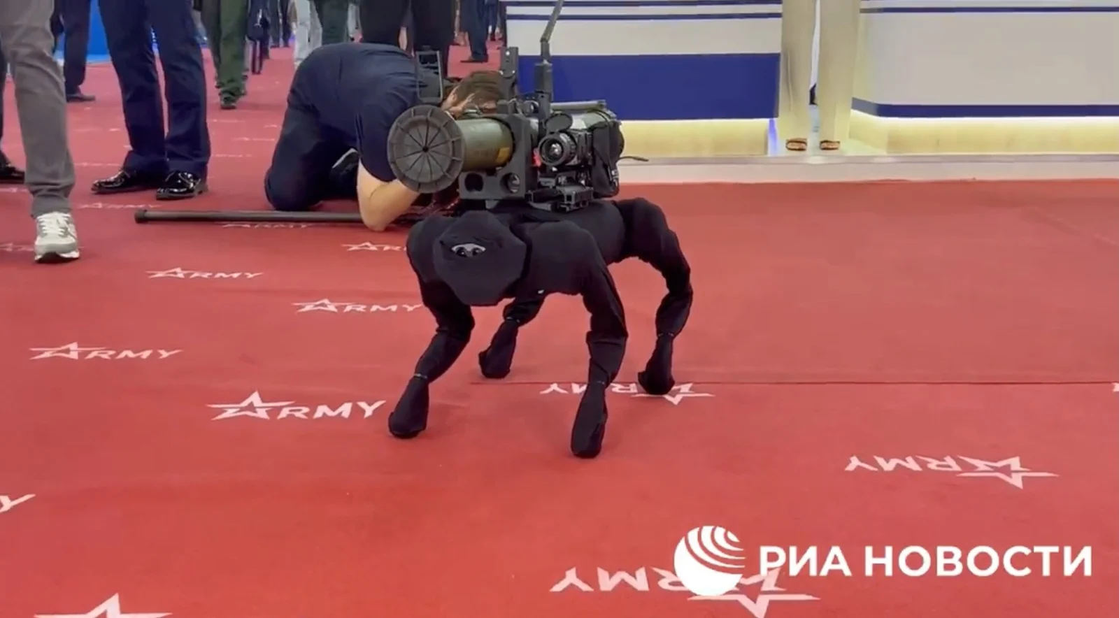 Cão-robô com lançador de foguetes nas costas é apresentado na Rússia