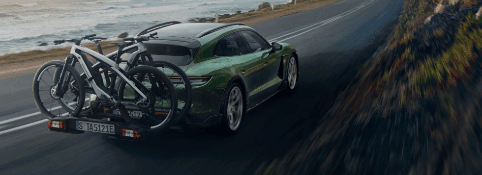 Porsche levando bicicletas