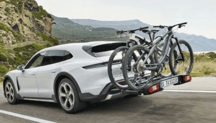 Porsche levando bicicletas