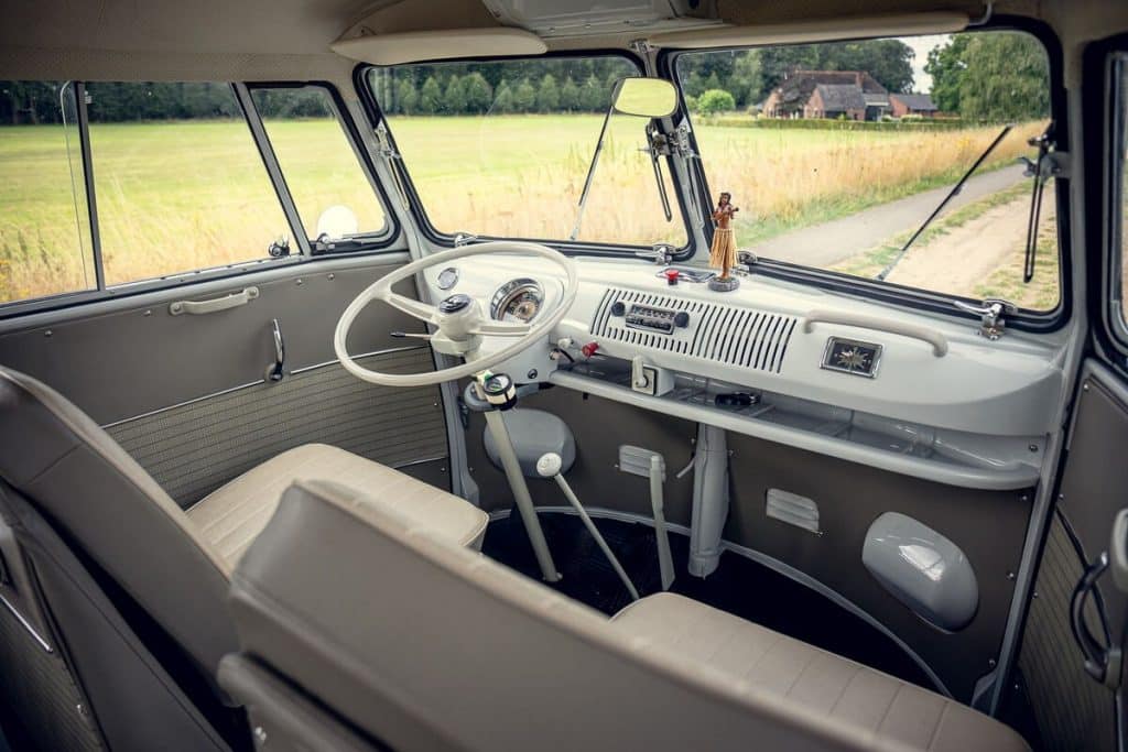 Kombi T1 totalmente restaurada foi convertida em veículo elétrico.