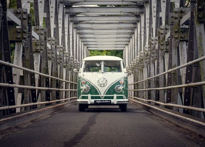 Primeira Kombi ganha versão elétrica com bateria do Tesla Model S