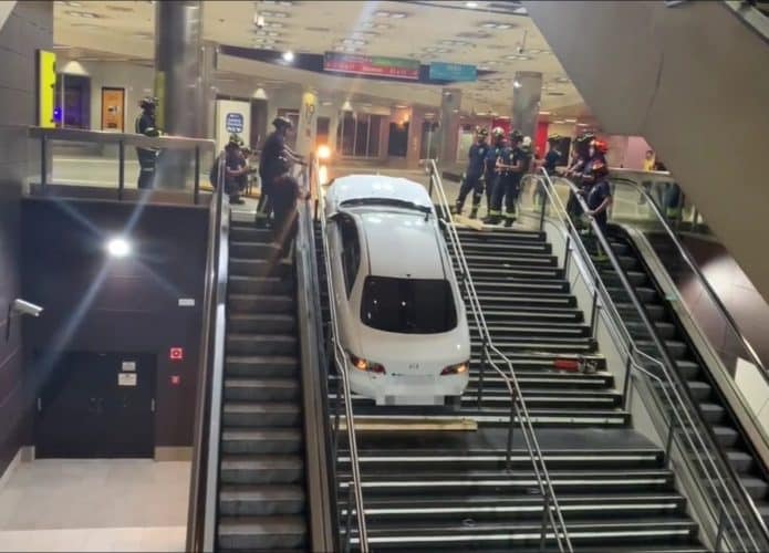 Ladrão de carros tenta fugir da polícia e acaba preso nas escadas do metrô