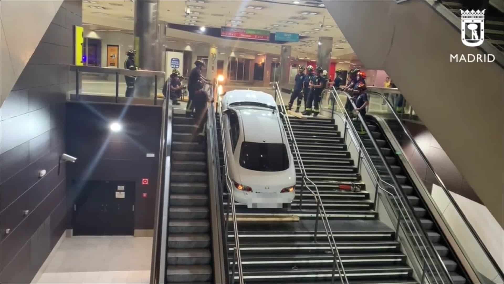 Ladrão de carros tenta fugir da polícia e acaba preso nas escadas do metrô