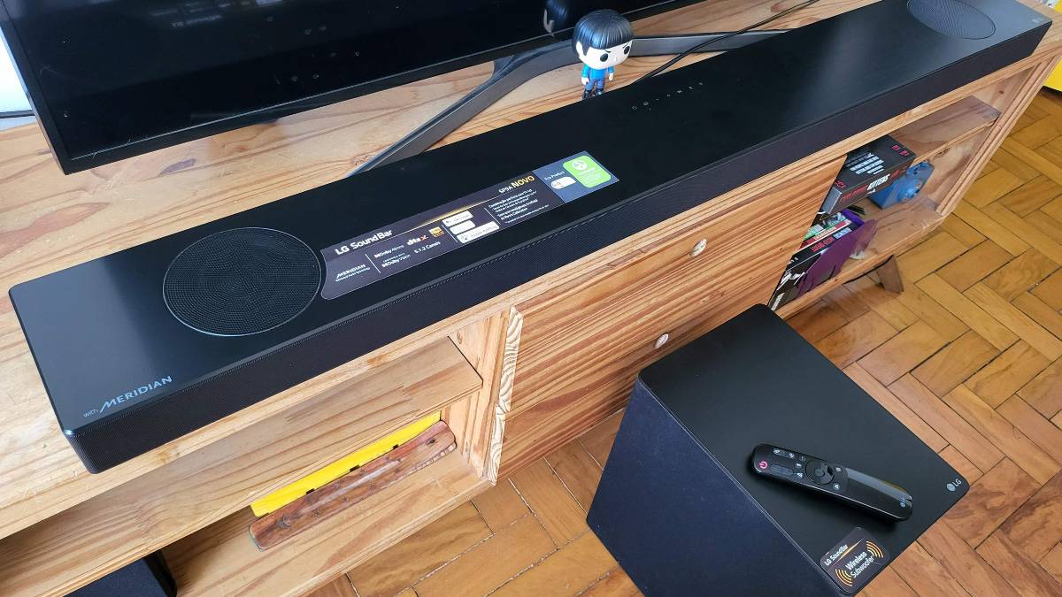Com a soundbar LG SP9A com som Dolby Atmos 5.1, tamanho é documento