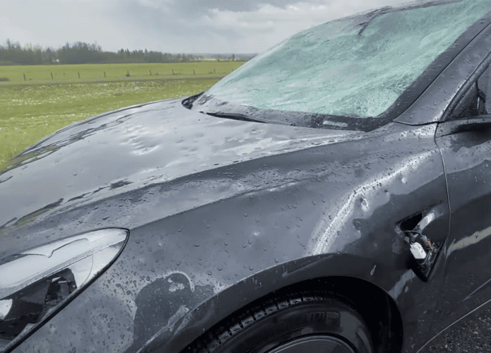 Tesla Model 3 é destruído por enorme tempestade de granizo