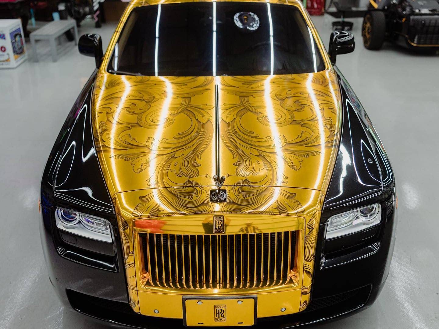 Limusine Rolls-Royce ganha customização inspirada na Versace