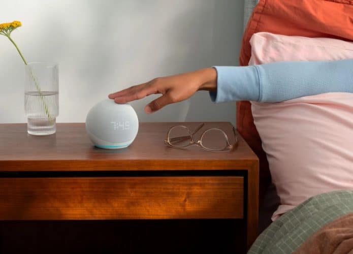 Amazon-Echo-Dot-com-relogio-695x500