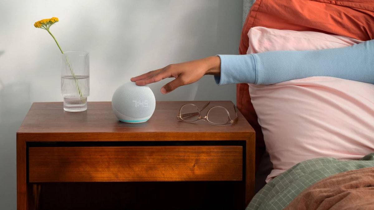 Amazon-Echo-Dot-com-relogio