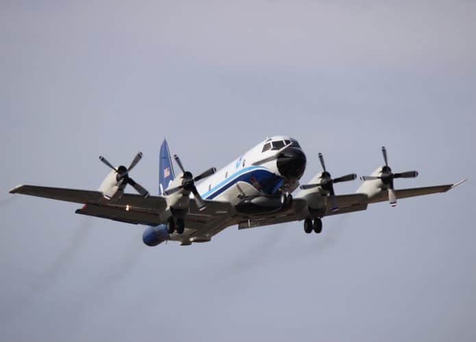 Avião enfrenta força do furacão Ian de perto
