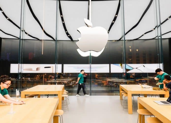 Apple representando o iPhone 15