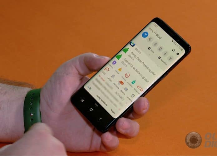 Celular com vírus (Imagem: Mario Kurth/Olhar Digital)