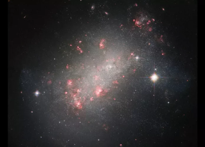 galaxia-NGC-1156-Hubble-695x500.webp