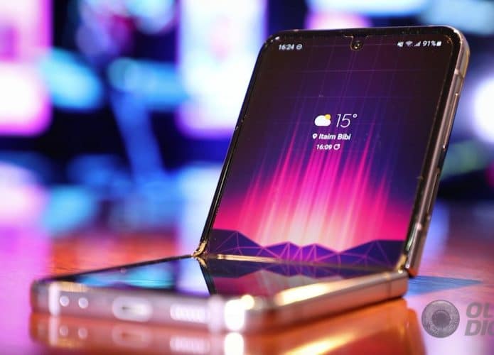 Galaxy Z Flip 4 (Imagem: Mario Kurth/Olhar Digital)