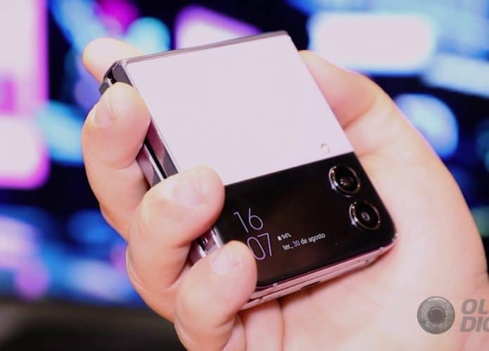 Galaxy Z Flip 4 (Imagem: Mario Kurth/Olhar Digital)