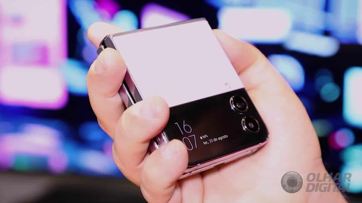 Galaxy Z Flip 4 (Imagem: Mario Kurth/Olhar Digital)
