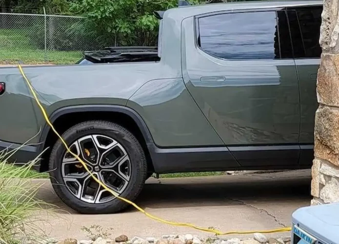 Médico fica sem energia e usa carro elétrico para fazer cirurgia