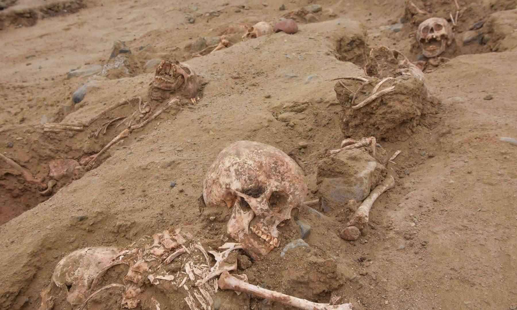 criancas-peruanas-sitio-arqueologico